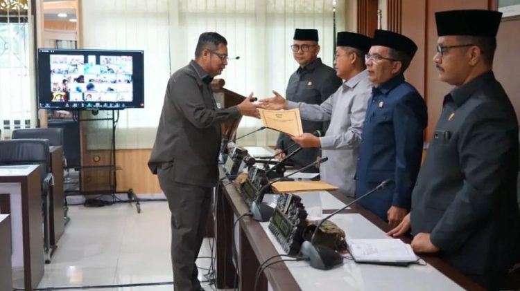 Ketua DPRD Kota Jambi Serahkan Sembako Kepada TKK dan Cleaning Servis
