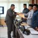 Ketua DPRD Kota Jambi Serahkan Sembako Kepada TKK dan Cleaning Servis