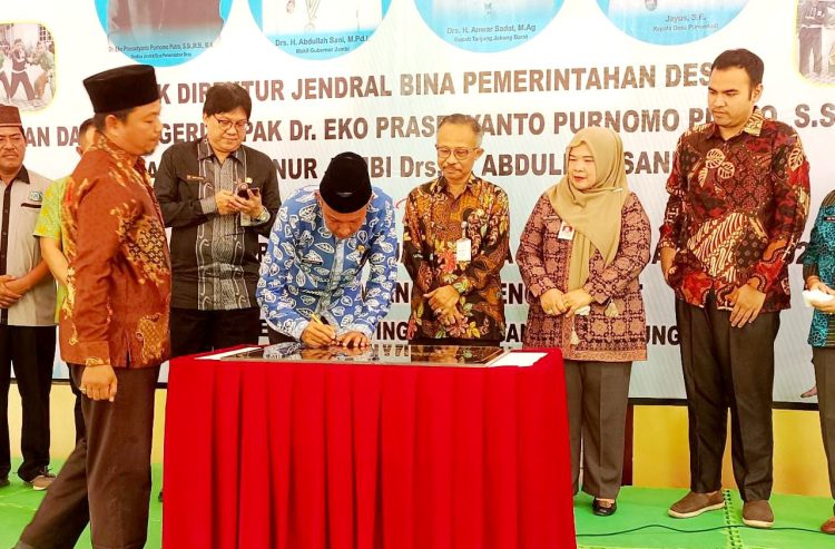 Sekda Dampingi Dirjen Bina Pemdes Kemendagri Pada Peresmian Desa Pencak Silat