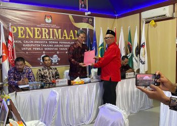 DPC PDIP Tanjab Barat Serahkan Berkas Calon Legislatif Ke KPU Tanjung Jabung Barat