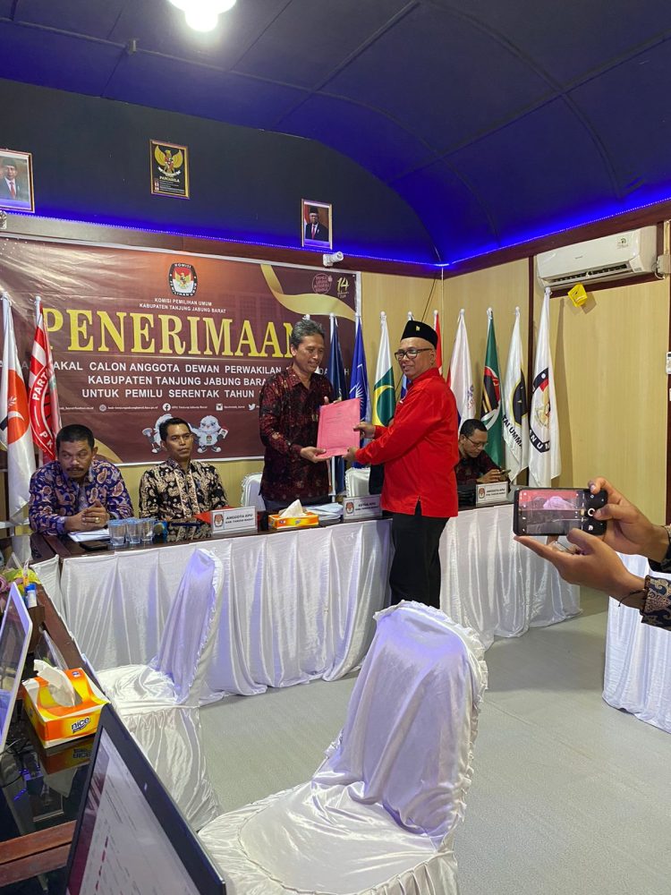 DPC PDIP Tanjab Barat Serahkan Berkas Calon Legislatif Ke KPU Tanjung Jabung Barat