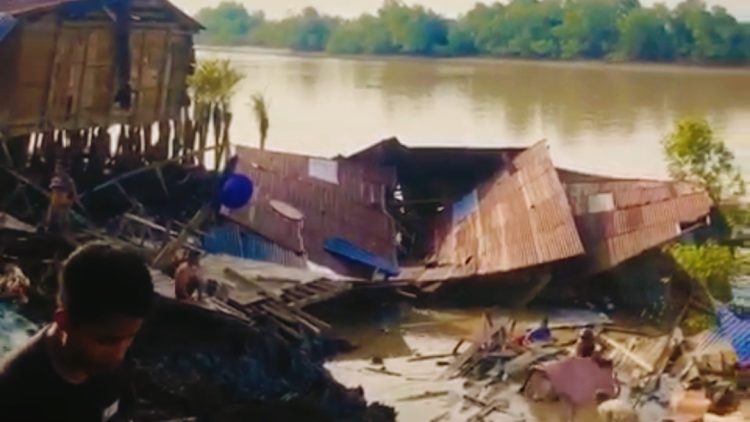 Akibat Tanah Longsor Rumah Dan Fasilitas Umum Di kecamatan Senyerang Kabupaten Tanjab Barat Rusak Parah