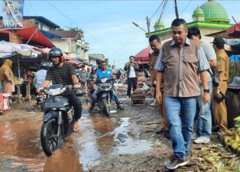 Anggota DPRD Kota Jambi Tinjau Langsung Jalan Rusak di Pasar Simpang Pulai
