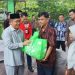 Ketua DPRD Kota Jambi Serahkan Sembako Kepada TKK dan Cleaning Servis