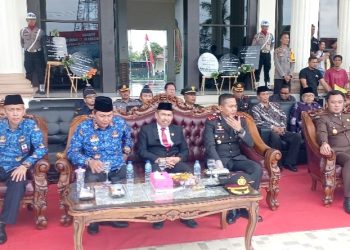 Ketua DPRD H.Abdullah, SE, Hadiri Upacara Bhayangkara Ke-77, Yang di Selnggarakan Dihalaman Kapoles Tanjung Jabung Barat