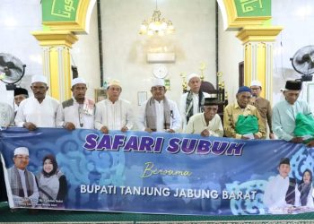 Usai Safari Subuh Bupati Tanjabbar Juga Membagikan Sembako Kepada Masyarakat Kurang Mampu di Mesjid  Al-Falah Tungkal Harapan