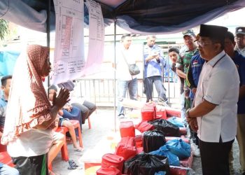 Bupati Tanjabbar Serahkan Langsung Bantuan Serta Sembako pada korban Kebakaran Lorong Banten