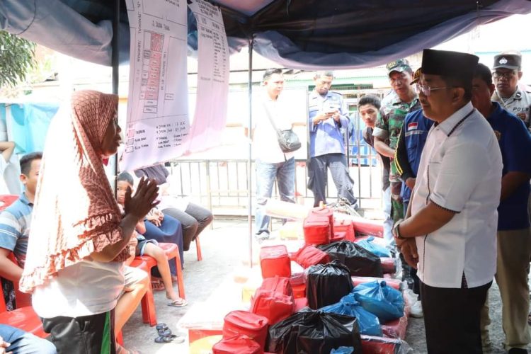 Bupati Tanjabbar Serahkan Langsung Bantuan Serta Sembako pada korban Kebakaran Lorong Banten