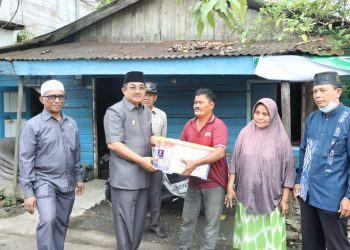 Bupati Tanjabbar Tinjau Rumah Warga Tidak Layak Huni di Jalan Kamboja