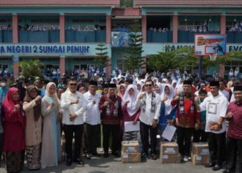 Gubernur Al Haris Serahkan Bantuan Dumisake Pendidikan Untuk 216 Siswa di Kota Sungai Penuh