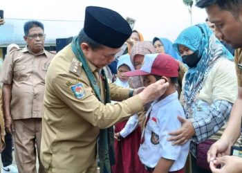 Tangis Bahagia Seorang Ibu Lihat Anaknya Dapat Alat Bantu Dengar Program Dumisake Al Haris