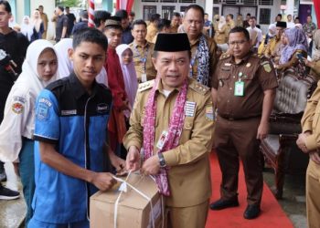 Bantuan Pendidikan Dumisake Kembali Disalurkan Gubernur Jambi di Tanjung Jabung Timur