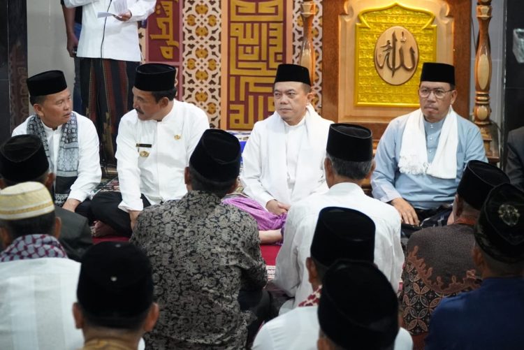Safari Ramadhan Pertama di Kerinci, Gubernur Al Haris Serahkan Bantuan CSR