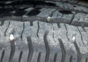 Ini Alasan Kenapa Harus Rutin Membersihkan Kerikil di Ban Mobil