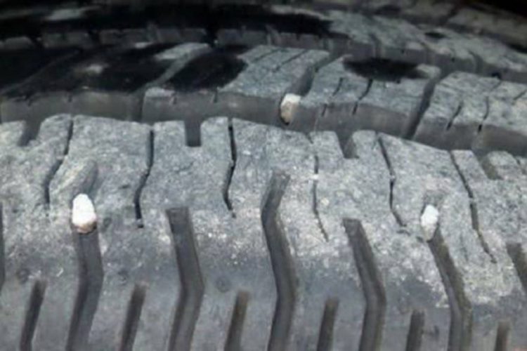 Ini Alasan Kenapa Harus Rutin Membersihkan Kerikil di Ban Mobil