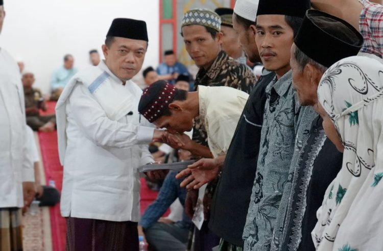 Safari Ramadhan ke Bungo, Gubernur Al Haris Serahkan Bantuan 270 Juta Rupiah untuk Masjid dan Musholla