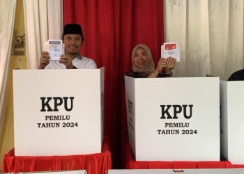 Berjalan kaki, Ketua DPRD Jambi bersama Istri Nyoblos di TPS 13 Kenali Besar