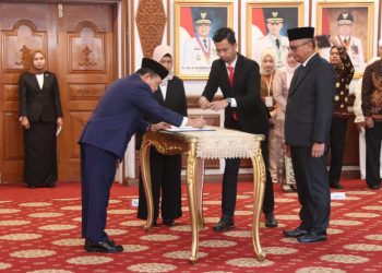 Gubernur Al Haris Lantik Hairul Suhairi Jadi Direktur Utama Bank Jambi