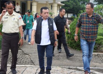 Didampingi Kadisdik Syamsurizal: Gubernur Al Haris Lihat Langsung Proses PPDB SMAN Titian Teras