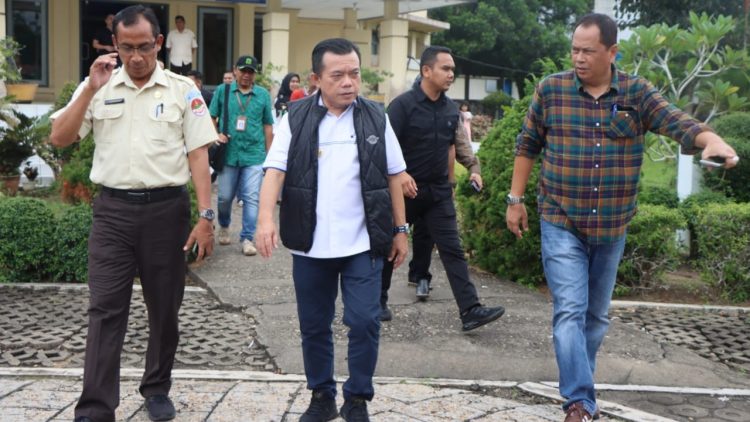 Didampingi Kadisdik Syamsurizal: Gubernur Al Haris Lihat Langsung Proses PPDB SMAN Titian Teras