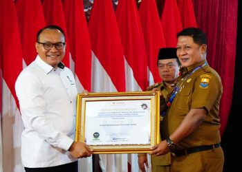 Disdik Jambi Terima Penghargaan Kepatuhan Penyelenggara Pelayanan Publik dari Ombudsman RI