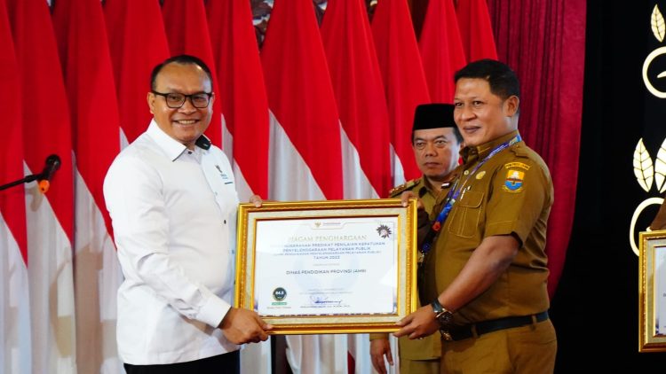 Disdik Jambi Terima Penghargaan Kepatuhan Penyelenggara Pelayanan Publik dari Ombudsman RI