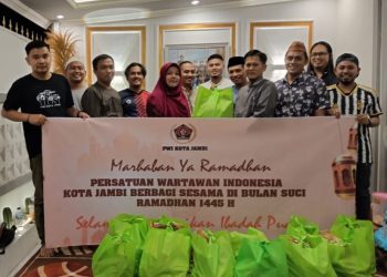 Buka Puasa Bersama Anggota dan Pengurus, Ketua PWI Kota Jambi Turut Serahkan Sembako