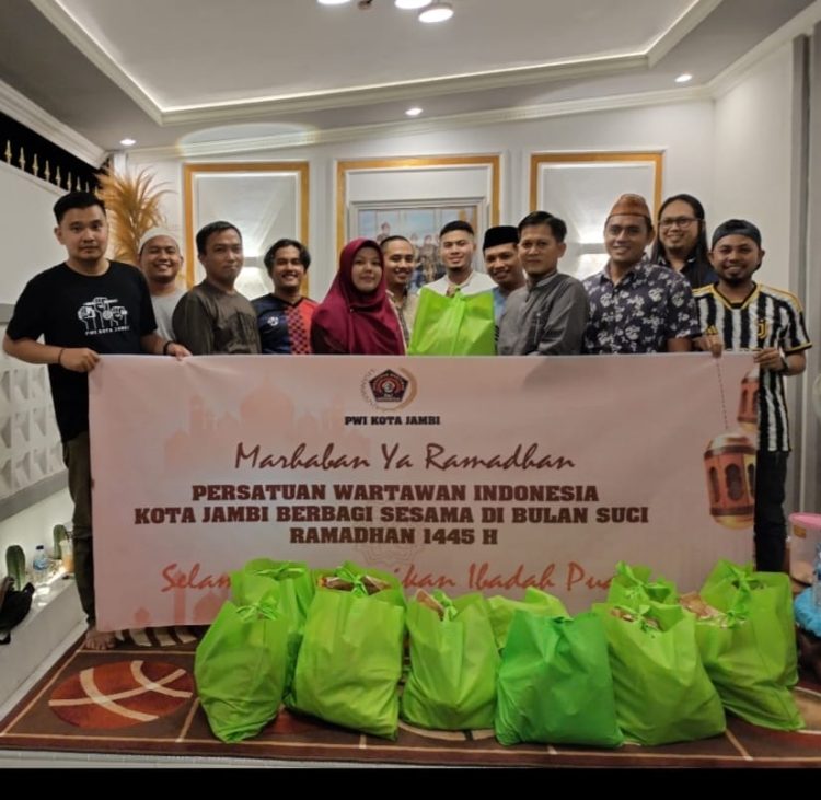 Buka Puasa Bersama Anggota dan Pengurus, Ketua PWI Kota Jambi Turut Serahkan Sembako