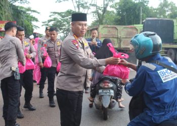 Turun ke Jalan, Dansat Brimob Polda Jambi bersama Bhayangkari Bagikan Takjil ke Warga Jelang Buka Puasa