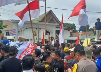 Warga Aur Kenali Demo Tolak Pembangunan Stockpile Batu Bara,DPRD Kota Minta Pemkot Jambi Tidak Plin Plan Tangani PT SAS