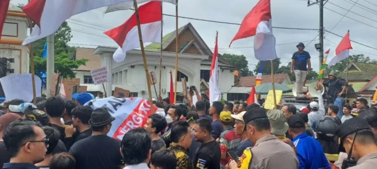 Warga Aur Kenali Demo Tolak Pembangunan Stockpile Batu Bara,DPRD Kota Minta Pemkot Jambi Tidak Plin Plan Tangani PT SAS