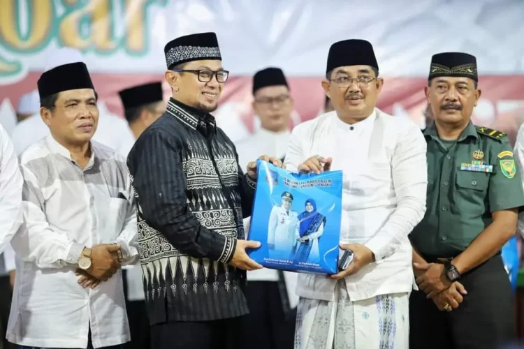 Pemkab Tanjabbar Gelar Tabligh Akbar: Bupati Anwar Sadat Sambut Hangat Ustadz Ahmad Wijayanto