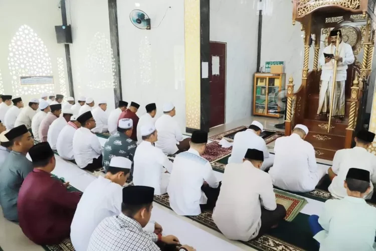 Bupati Tanjabbar Laksanakan Safari Jumat di Masjid As-Shahabah BTN Manunggal I