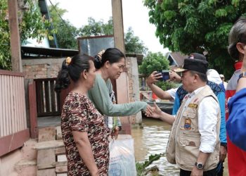 Tinjau Banjir di Sijenjang dan Seberang Kota Jambi, Gubernur Al Haris Antar Bantuan ke Rumah Warga