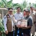 Serahkan Bantuan Korban Banjir Mandiangin, Gubernur Al Haris Ingatkan Warga Tetap Waspada