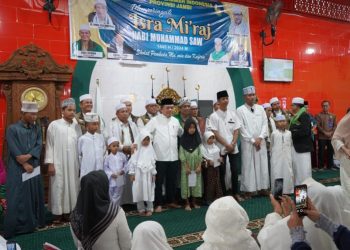 Hadiri Isra’ Mi’raj Di Masjid Cheng Hoo, Gubernur Al Haris Beri Bantuan Kepada Anak Yatim dan Kaum Dhuafa