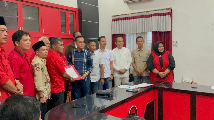 Fikri Ambil Formulir Cagub Jambi untuk Al Haris di PDI Perjuangan