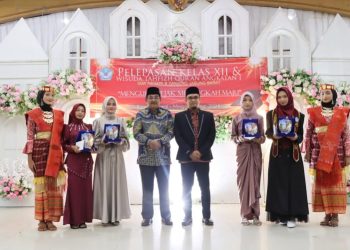 Bupati Tanjab Barat Hadiri Pelepasan Siswa/i Kelas XII dan Wisuda Tahfizul Qur’an Juz 30 SMAN 8 Tanjung Jabung Barat