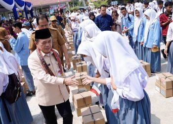 Diserahkan Gubernur Al Haris: 410 Siswa di Muaro Jambi Terima Dumisake Bantuan Pendidikan