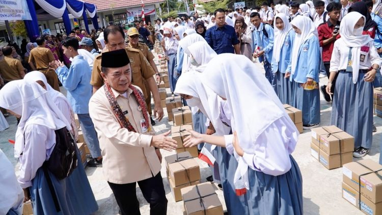 Diserahkan Gubernur Al Haris: 410 Siswa di Muaro Jambi Terima Dumisake Bantuan Pendidikan