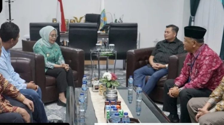 Faried Serahkan Berkas Usulan Pimpinan DPRD Kota Jambi Masa Jabatan 2024-2029