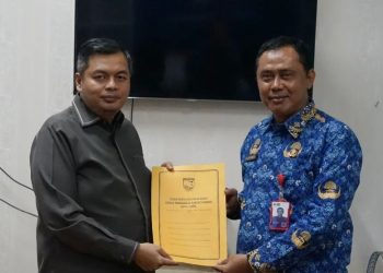 Kemas Faried Serahkan SK Penetapan Pimpinan DPP Partai Golkar ke Sekretaris DPRD Kota Jambi