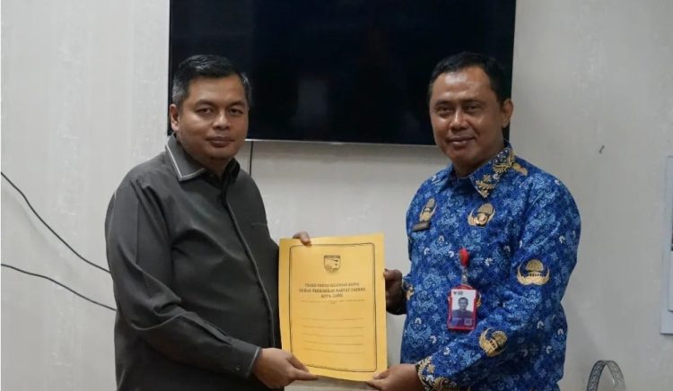 Kemas Faried Serahkan SK Penetapan Pimpinan DPP Partai Golkar ke Sekretaris DPRD Kota Jambi