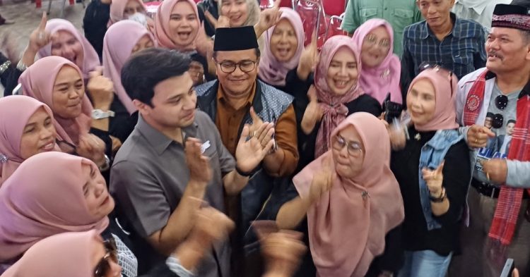 Relawan Pemenagan Maulana-Diza Hadir untuk Dikukuhkan Meski Hujan Lebat, dr. Maulana: Mereka Datang Dengan Hati