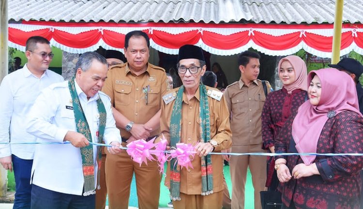 Kadisdik Provinsi Jambi Syamsurizal menghadiri kegiatan Job Fair dan Gelar Karya 2024 di SMKN PP Batang Hari