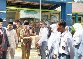 Gubernur Al Haris Serahkan Dumisake Bantuan Pendidikan Kepada 553 Siswa SMK, SMA dan SLB di Sarolangun