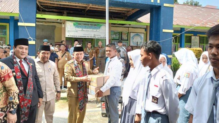 Gubernur Al Haris Serahkan Dumisake Bantuan Pendidikan Kepada 553 Siswa SMK, SMA dan SLB di Sarolangun