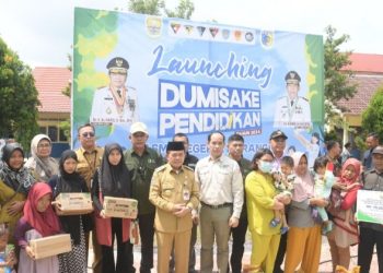 Gubernur Jambi Al Haris Serahkan Bantuan Dumisake Pendidikan untuk 552 Siswa di Kabupaten Merangin