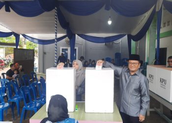Dr. Maulana dan Istri Menyalurkan Hak Pilih di TPS 01 Kebun Handil