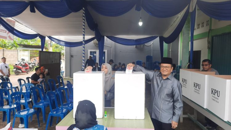 Dr. Maulana dan Istri Menyalurkan Hak Pilih di TPS 01 Kebun Handil